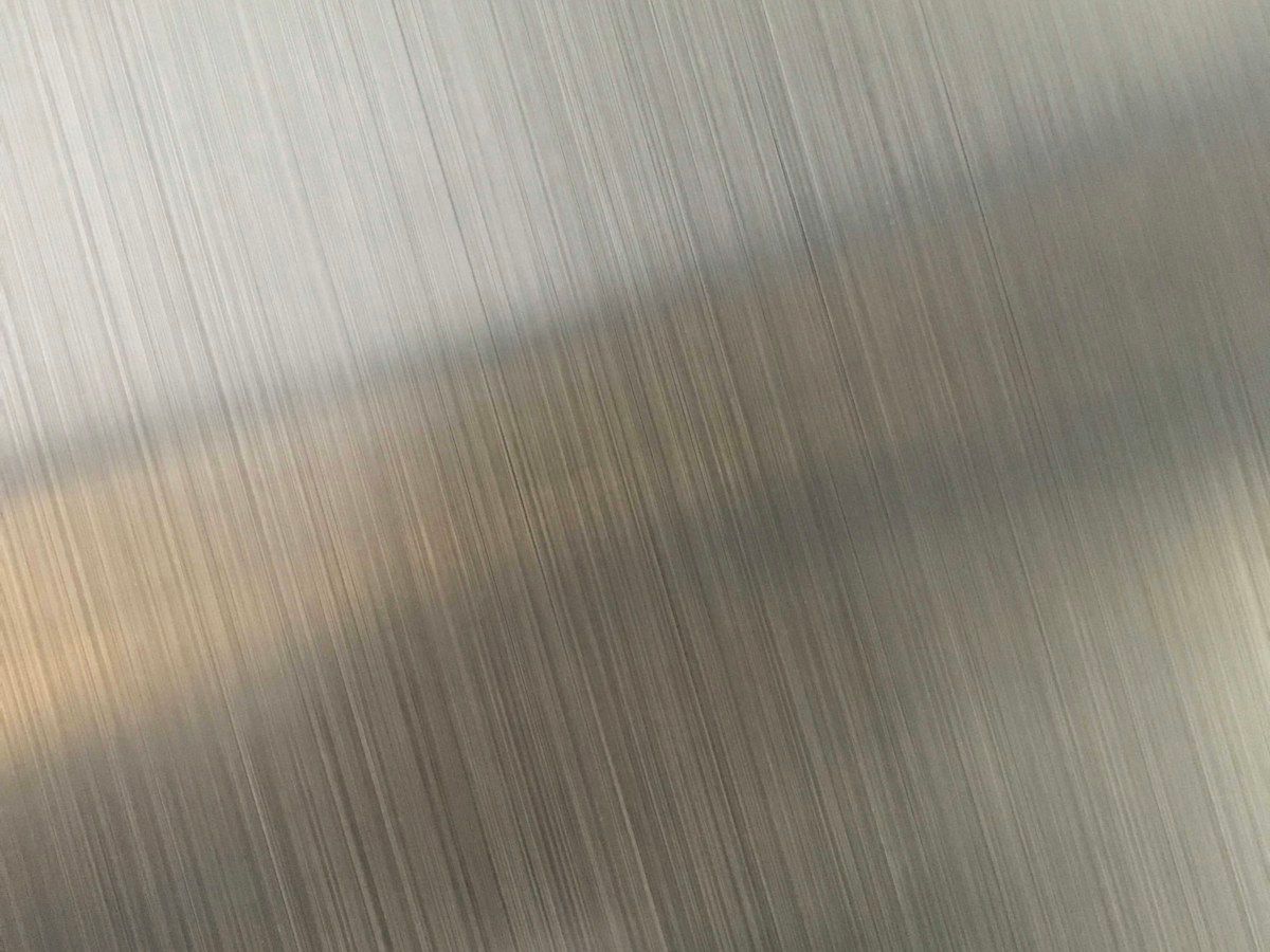 Gros plan sur un métal brossé aux reflets doux