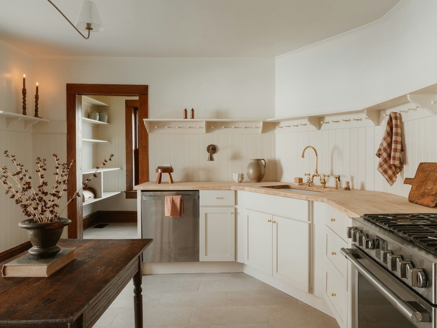 Cuisine lumineuse aux façades blanches et plan de travail en bois