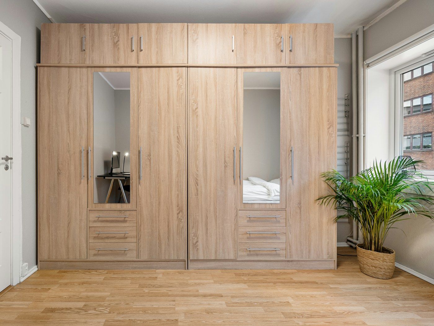 Chambre avec un grand placard aux portes aspect bois