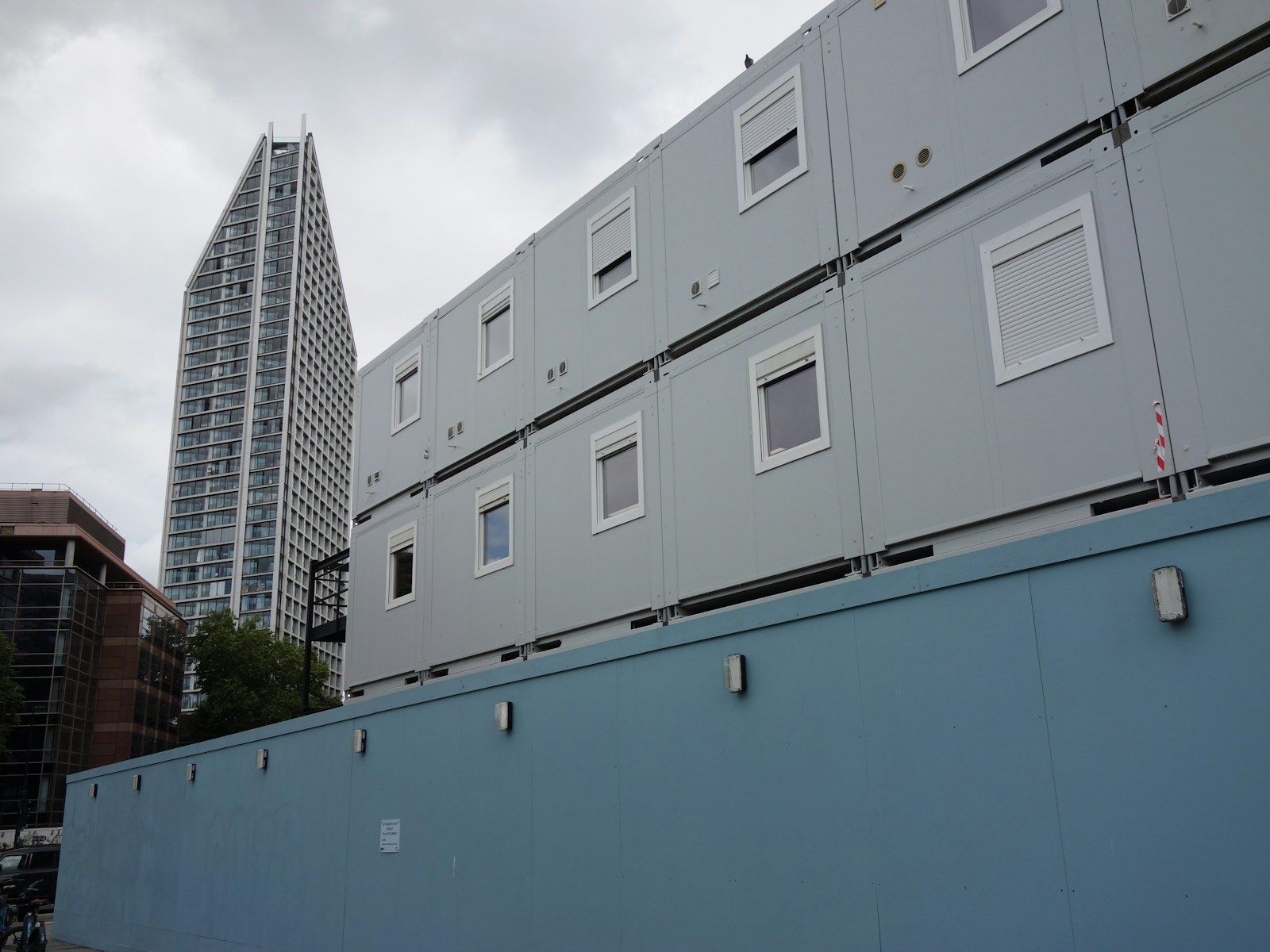 Bâtiment modulaire de bureaux sur plusieurs niveaux, panneaux gris clair