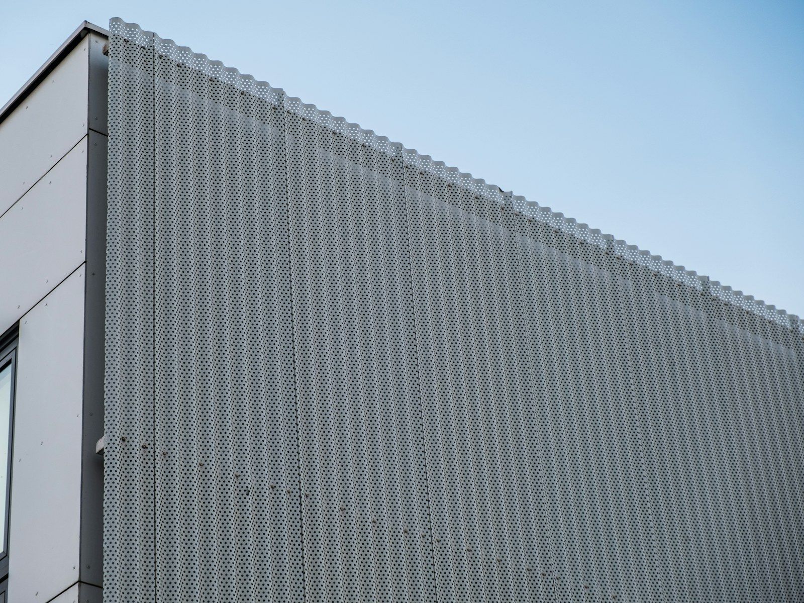 Façade de bâtiment habillée de panneaux métalliques gris clair